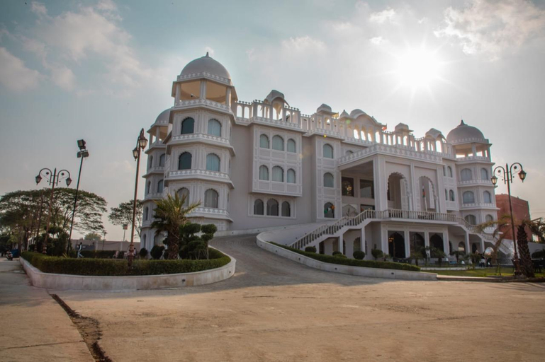 Exterior & Views