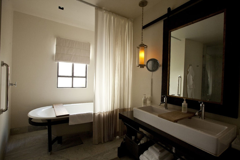 Bathroom 4, Matilda, Allende