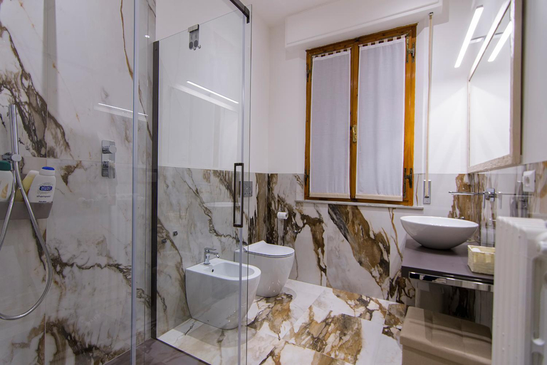 Bathroom 2, Casa Giorgiana, Siena