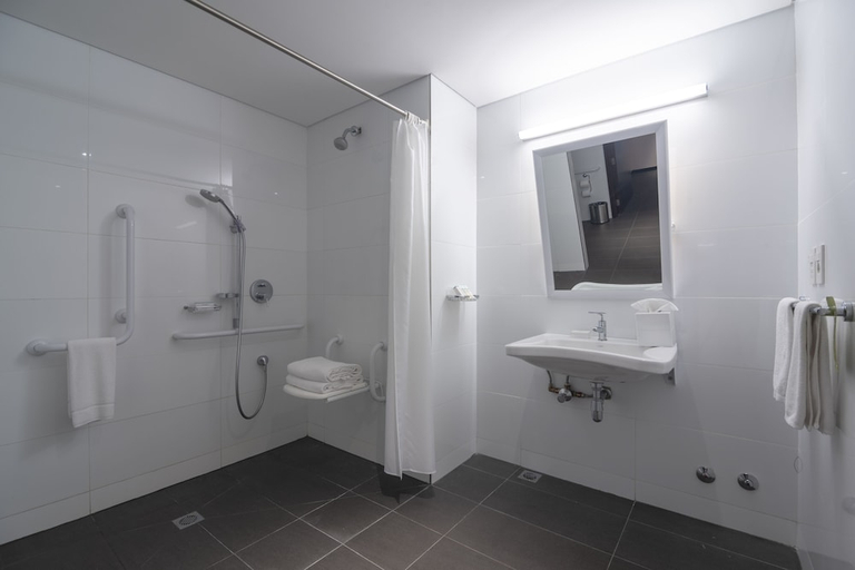 Bathroom 4, Hilton Garden Inn Montevideo, Montevideo