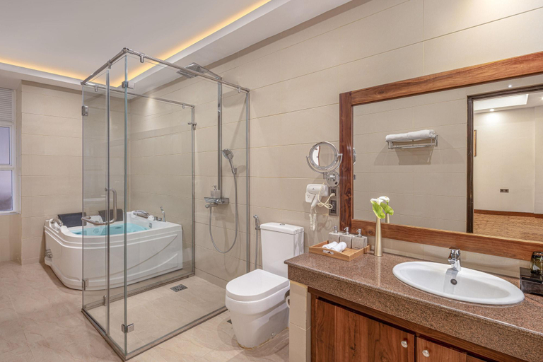 Bathroom 5, The Golden Ridge Hotel, Nuwara Eliya