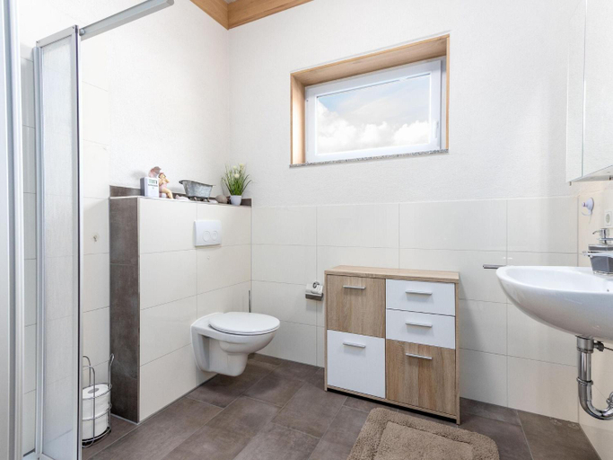 Bathroom 3, Barrierefreies Bungalow am Kronenburger See mit Terrasse, Vulkaneifel