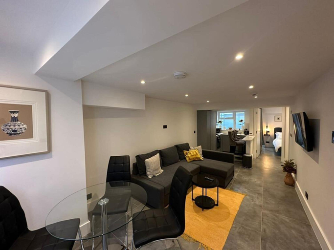 Others 3, House - Sleeps 4 & Free Parking, London