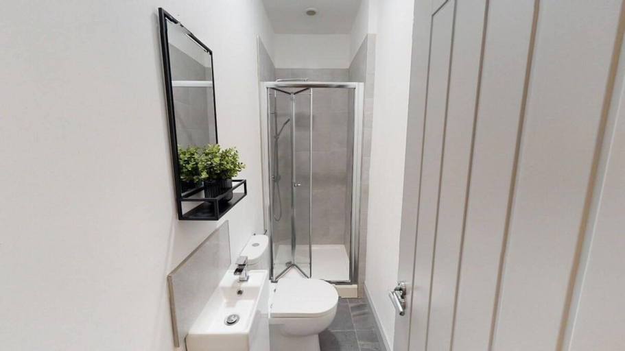 Bathroom 2, Sunderland Retreat Spacious 4 Bedroom House, Sunderland