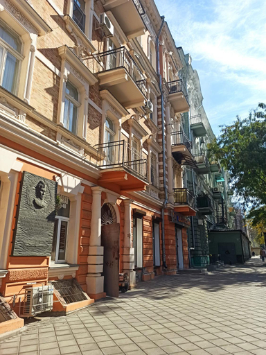 Exterior & Views