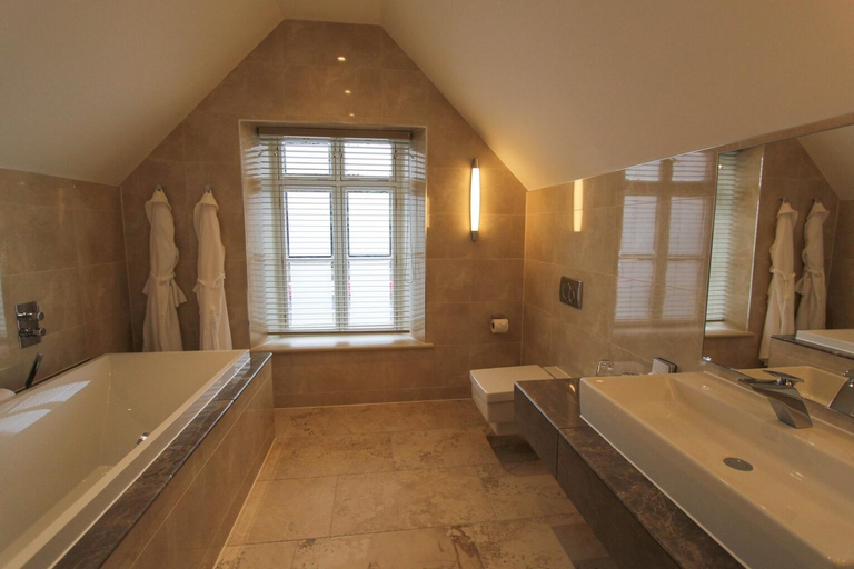 Bathroom 5, Cae Court Hotel, Bridgend