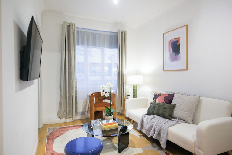 Others 4, Perfectly Located Apartment Above Tube Station, London