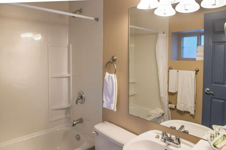 Bathroom 5, Hilltop Inn, Columbia-Shuswap