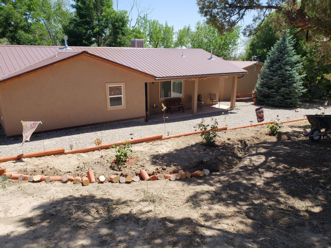 Grizzly Roadhouse Bed and Breakfast, Montezuma