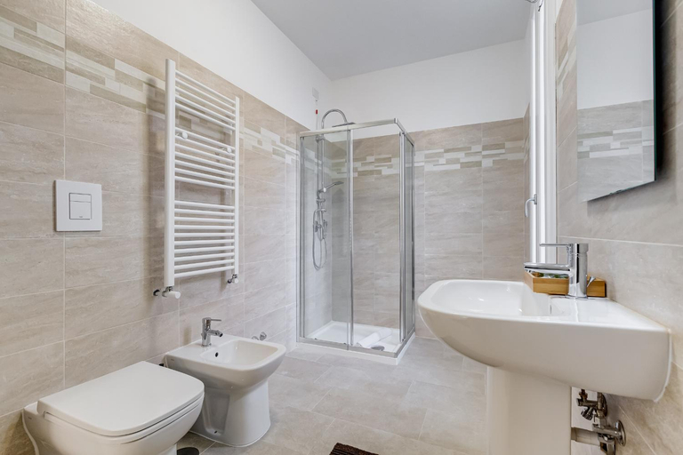 Bathroom 2, Jmartins Colosseo Suites, Rome