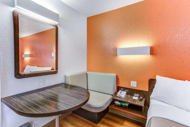 Bedroom 3, Motel 6 Tigard West, Washington