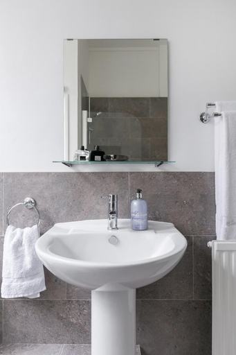 Bathroom 2, Chic 1 Bedroom Apartment in Bloomsbury, London
