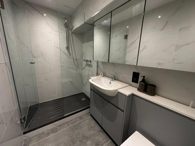 Bathroom, House - Sleeps 4 & Free Parking, London