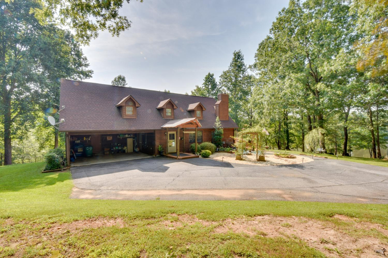 Waterfront CasAbella Cottage with Kayaks and Fishing, Habersham
