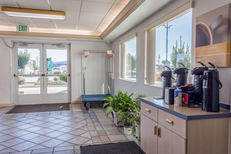Public Area 2, Motel 6 Redmond, OR, Deschutes