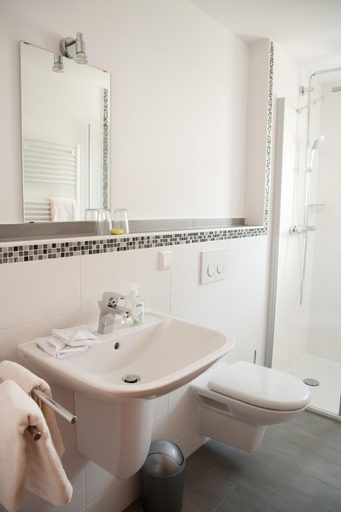 Bathroom 5, Apartmenthaus Wesertor, Kassel