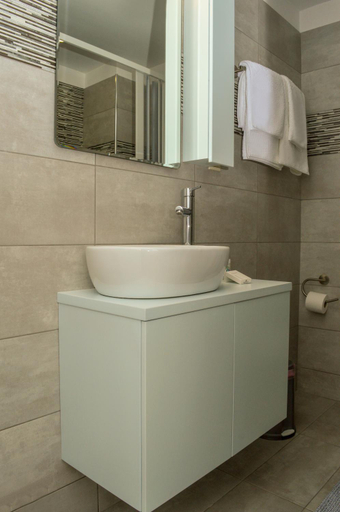 Bathroom 3, Meltemi Beach Apartments, Crete