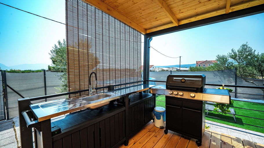Property grounds 4, Red Eirth Kastel Stafilic, Kaštela