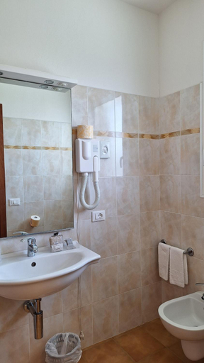 Bathroom 3, Hotel Massimo, Ravenna