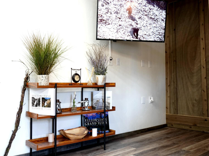 Others 5, The Aspen, Gallatin