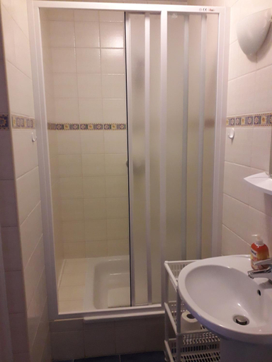 Bathroom 2, Stilo Country, Kamień