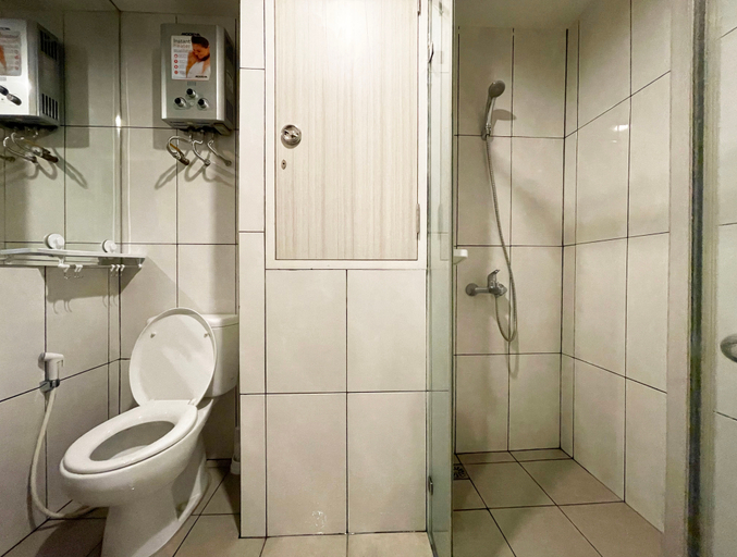 Bathroom 5, DAYUSE @ Apartemen Grand Kamala Lagoon, Bekasi