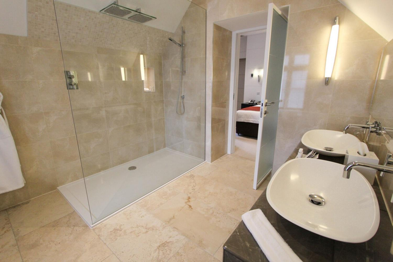 Bathroom 3, Cae Court Hotel, Bridgend