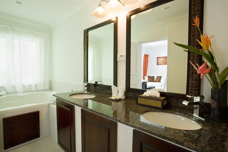 Bathroom 5, Calabash Cove