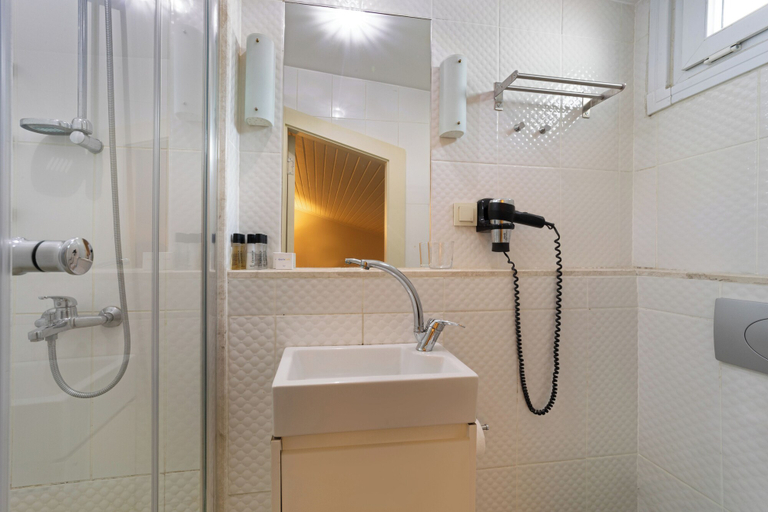 Bathroom 5, Meroddi Galata Flats, Beyoğlu