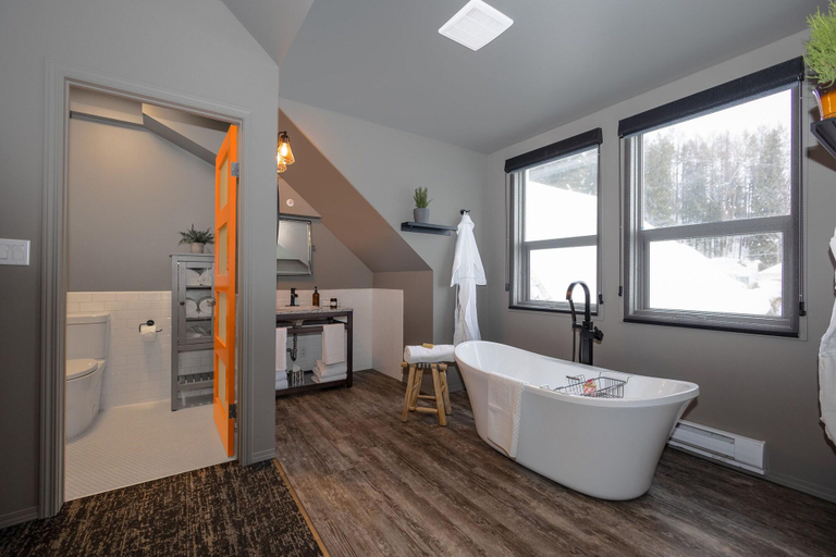 Bathroom 4, The Larix Hotel, East Kootenay