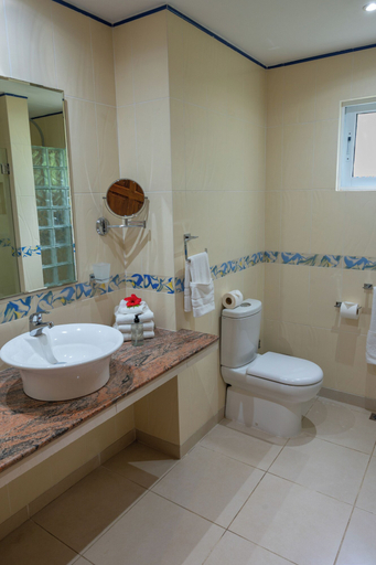 Bathroom 5, Acajou Beach Resort