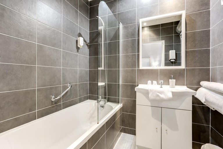 Bathroom, Cit’Hotel DU MIDI, Aude