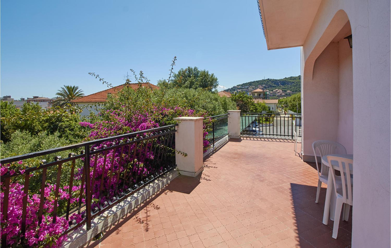 Others 4, Casa Borgo 5, Savona