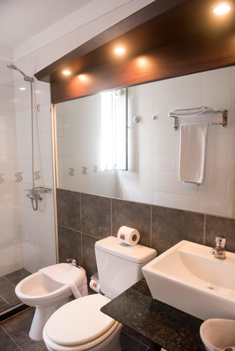 Bathroom 4, 27 Suites Apart Hotel, Montevideo