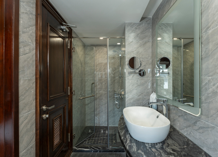 Bathroom, Ambassador Signature Cruise Lanha Bay, Hạ Long