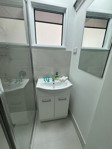 Bathroom 2, Essex Court, North Ward-Castle Hill