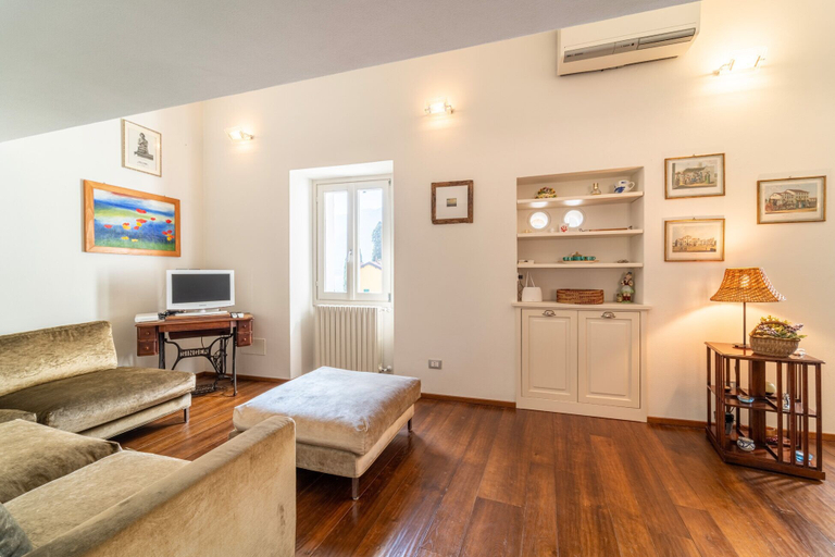 Others 5, Porta Rossa con Vista Lago by Wonderful Italy, Lecco