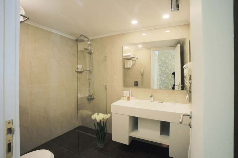 Bathroom 4, Riviera, Beirut