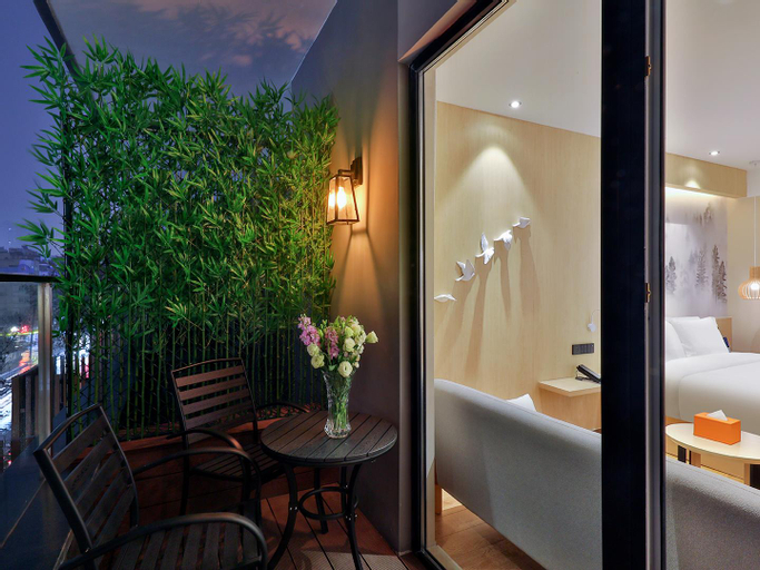 Exterior & Views 20