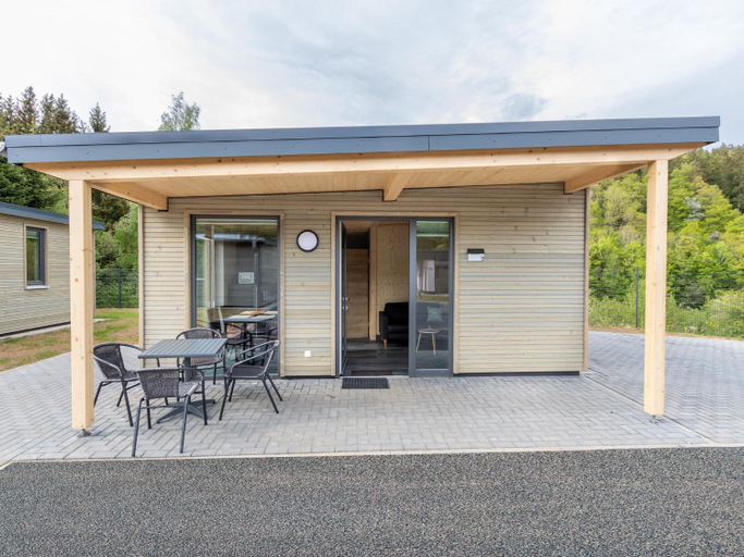 Exterior & Views 1, Barrierefreies Bungalow am Kronenburger See mit Terrasse, Vulkaneifel
