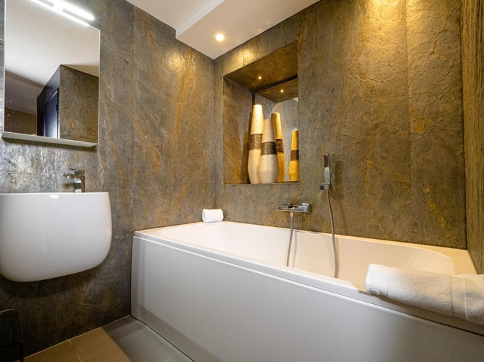 Bathroom, Logis Auberge De La Tour, Cantal