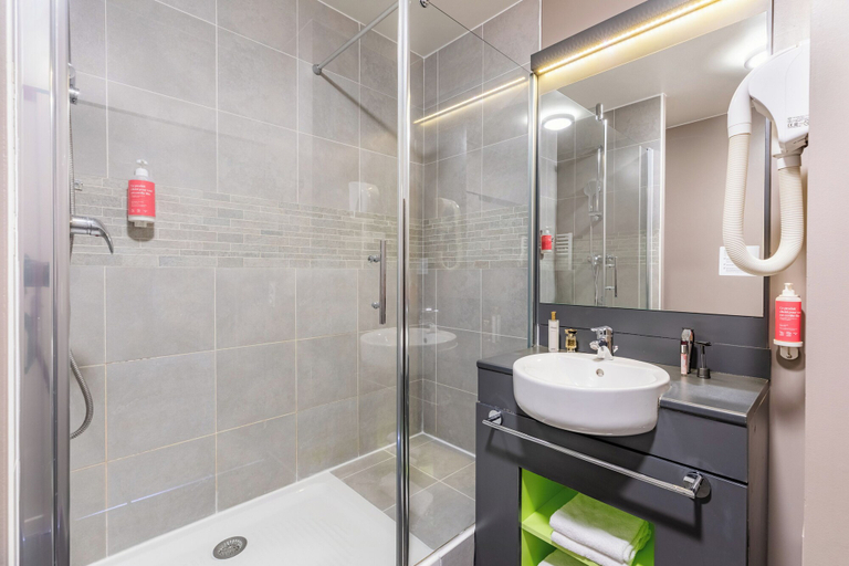 Bathroom 4, Appart'City Confort Le Bourget-Aéroport, Seine-Saint-Denis