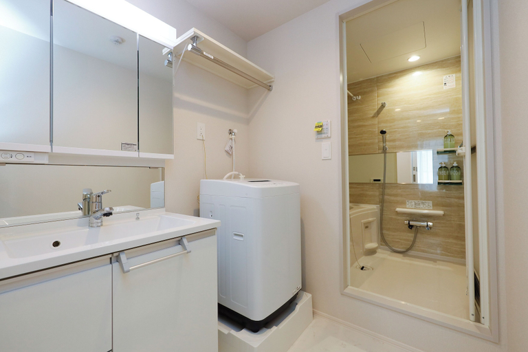 Bathroom 4, La Terrasse Higashikomagata by Tranova