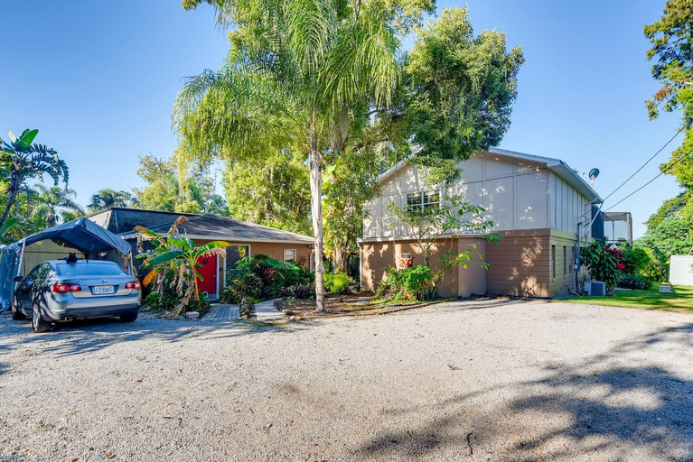 Spacious Lakefront House with Pool, Hottub, & Boating, Orange