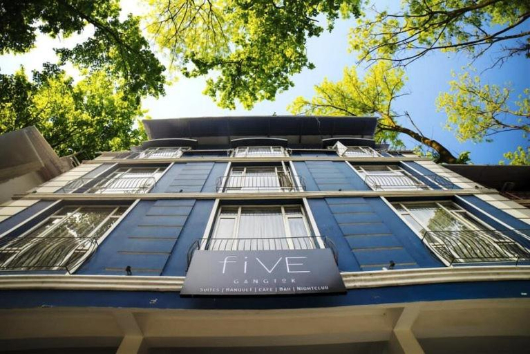 Exterior & Views