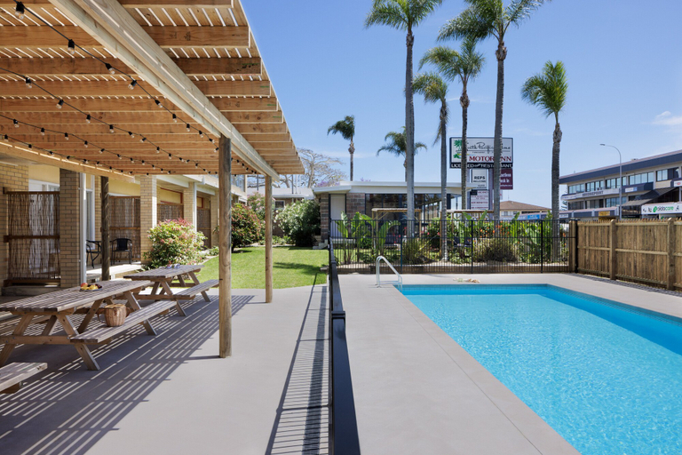 Sport & Beauty, South Pacific Palms Motor Inn, Great Lakes