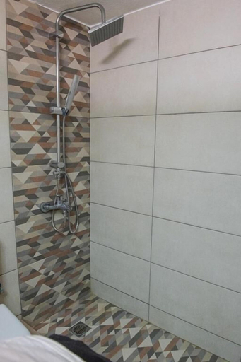Bathroom 5, Urban Oasis Stylish Apt in Piraeus Centr, Attica