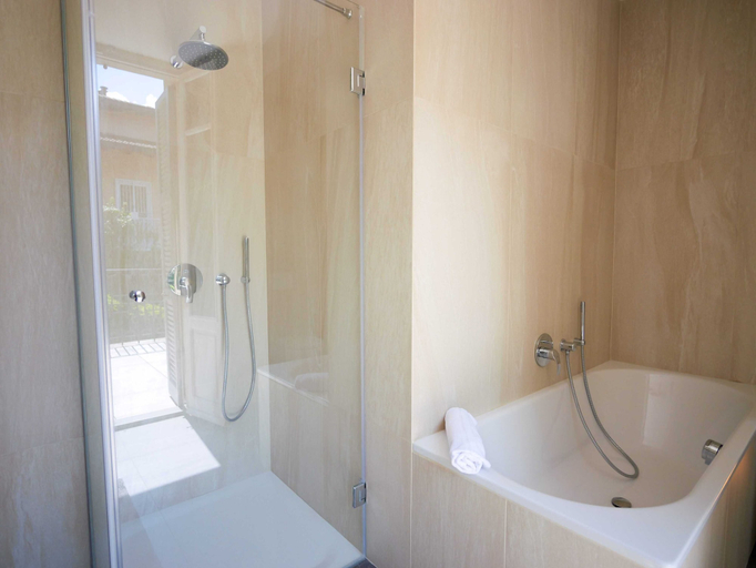 Bathroom 3, Pottery Mansion, Como