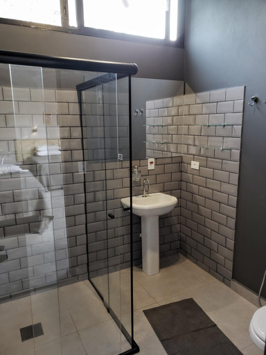 Bathroom 3, Suites no Quintal, Brotas