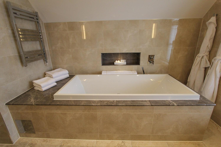 Bathroom 3, Cae Court Hotel, Bridgend